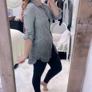 En Creme grey button down tunic size medium
